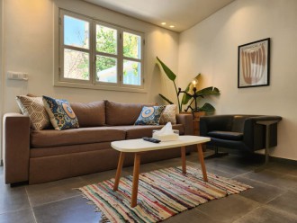 Railway House 2BR Apt w/front yard, 24 hours power