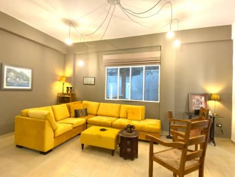 3BR on MM stairs with a quiet terrace.